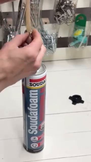 Пистолет для пены 👍

Если у вас под рукой не оказалось пистолета для пены, то сделать его можно сво