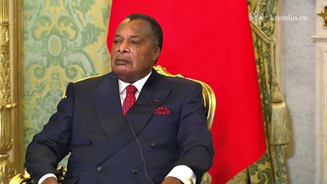 Президенты продолжили встречу в узком формате в Зелёной гостиной Большого Кремлёвского дворца