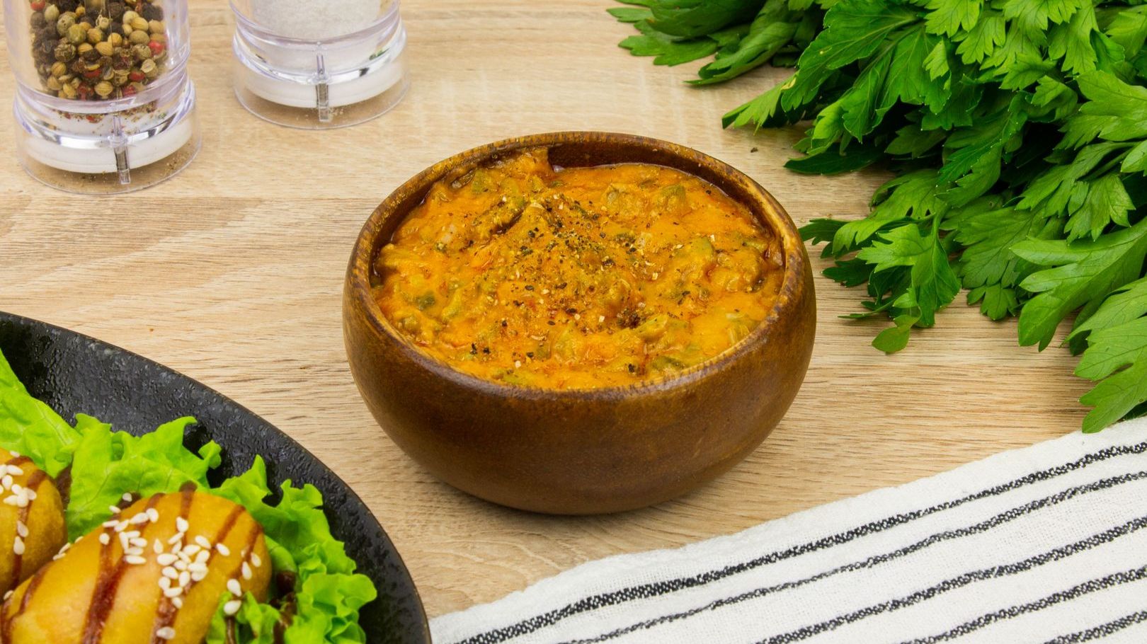 Луковый соус с солеными огурцами