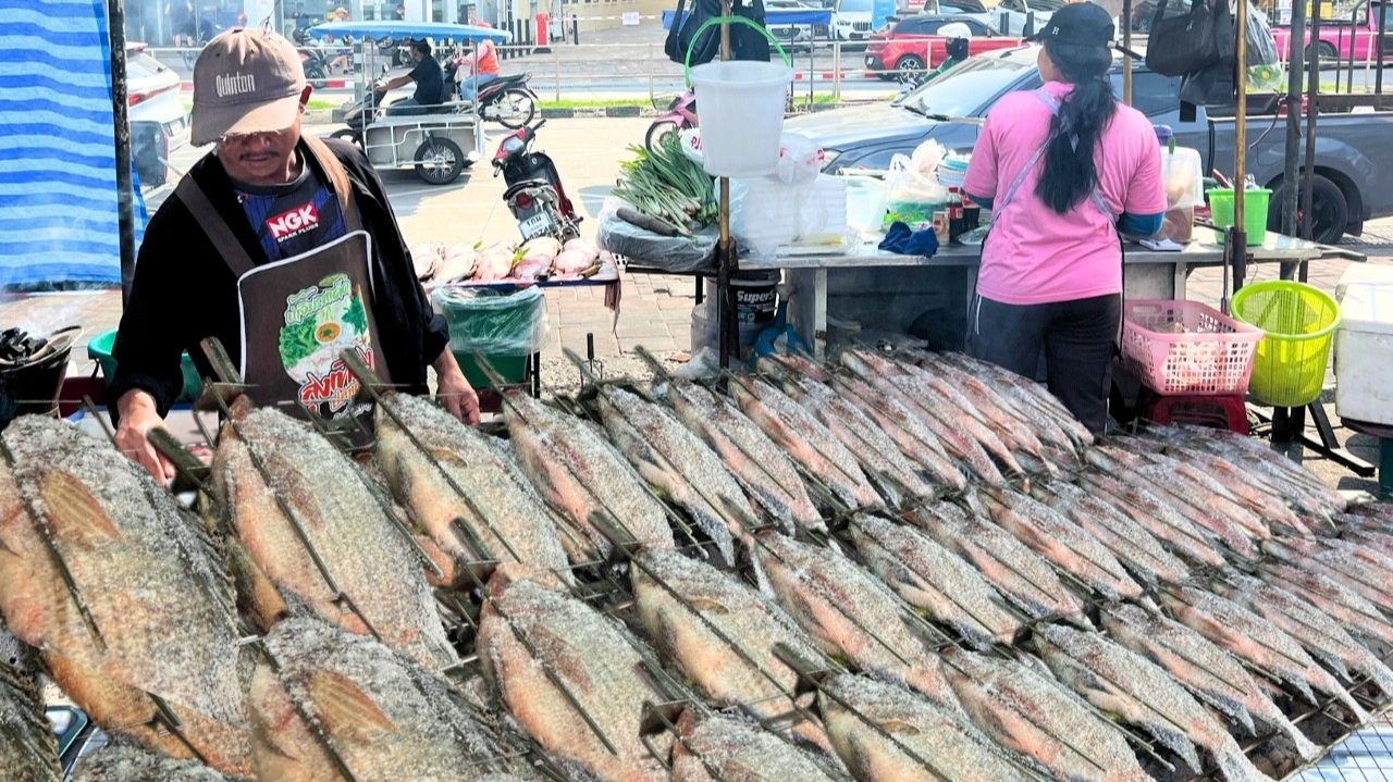 Шеф-повар из Азии готовит на гриле самую популярную рыбу тилапию  тайское уличное блюдо
