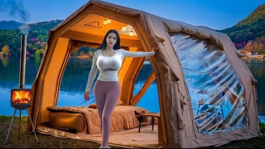 Одиночный кемпинг на берегу озера в новой надувной палатке. Бушкрафт ASMR