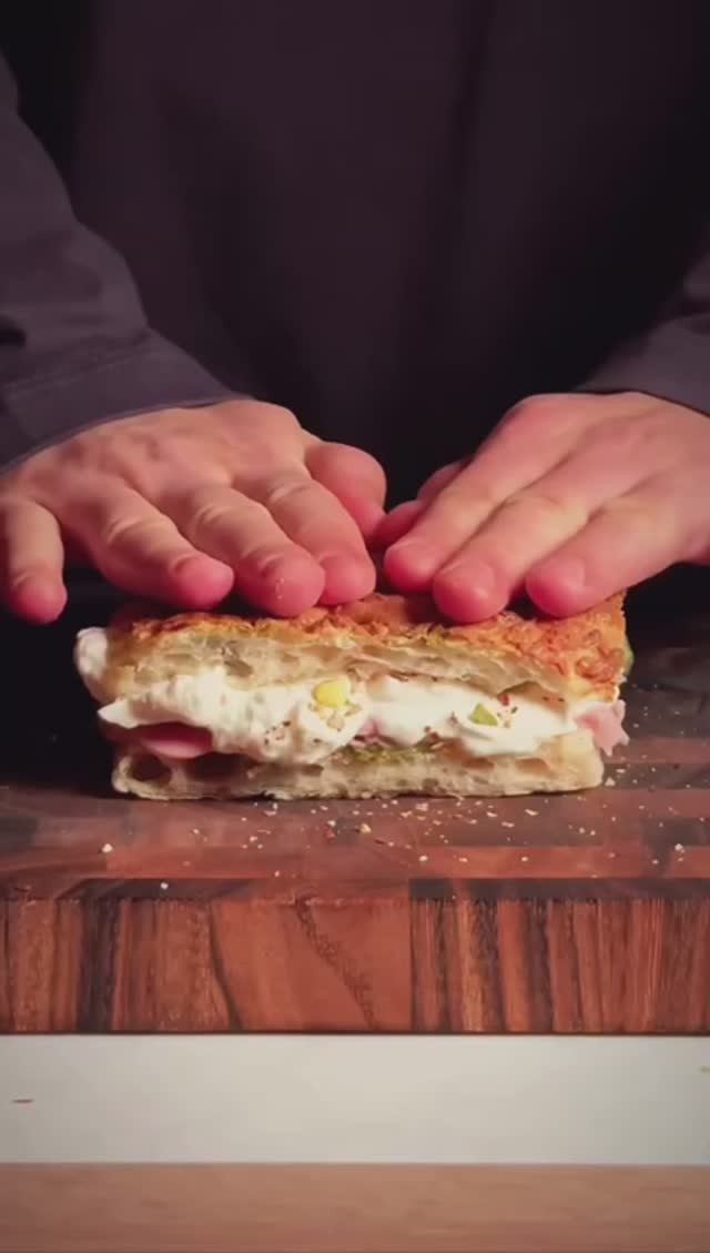 Итальянский сэндвич с песто, ветчиной и бураттой🥪