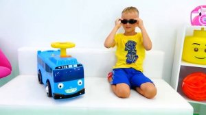 Влад и Никита играют с маленьким автобусом Тайо