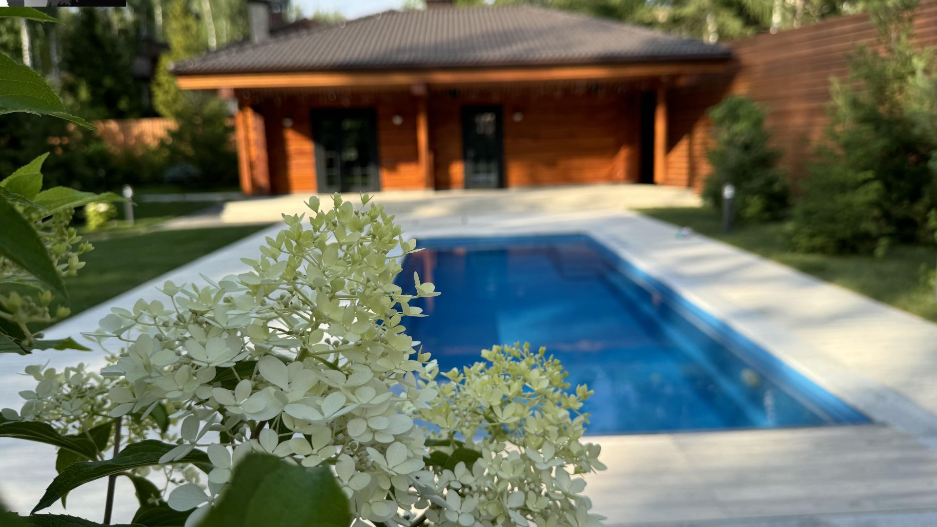 Композитный бассейн Compass Pools на участке