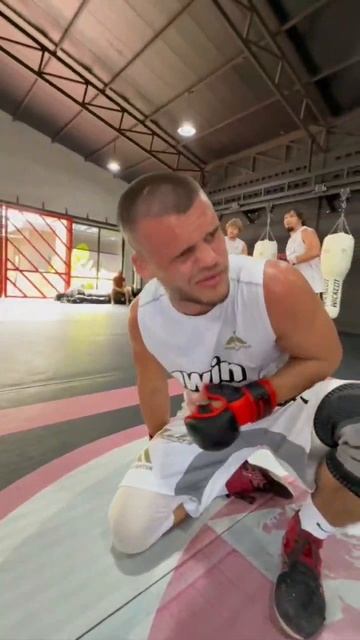 😄Джон Джонс пробил печень Перевязу!