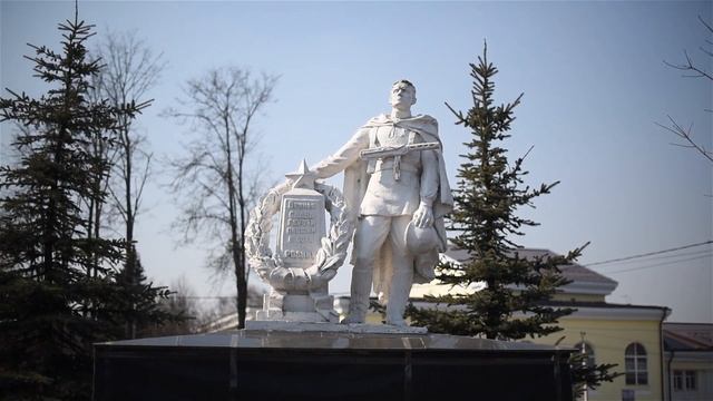 Поклонимся великим тем годам