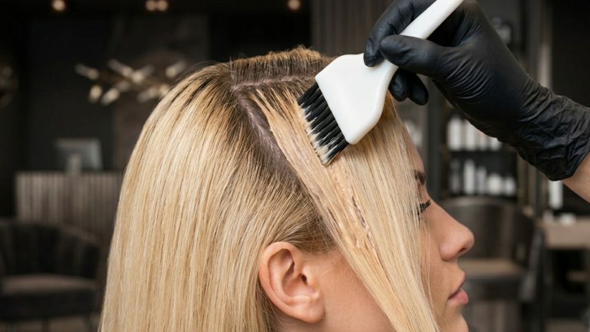 Отвалятся вместе с фольгой: как не остаться без волос после окрашивания