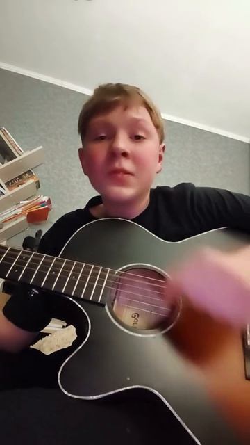 Тихо лужи покрывают лёд