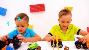 Влад и Никита играют с игрушечными машинками   Hot Wheels Monster Trucks