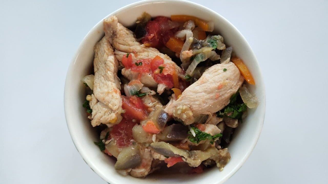 Румяный цыпленок с овощами