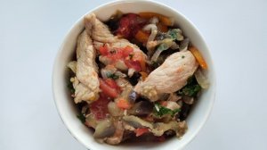 Румяный цыпленок с овощами