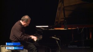 В Курганской филармонии выступил известный исполнитель джаза Даниил Крамер