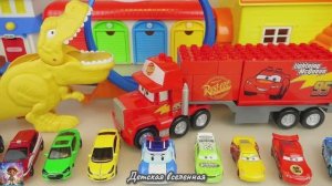 ДИНОЗАВР И РАЗНОЦВЕТНЫЕ ТАЧКИ НА КРУГЛОМ ТРАКЕ / АВТОМОБИЛЬНЫЕ ГОНКИ / ДЕТСКАЯ ВСЕЛЕННАЯ