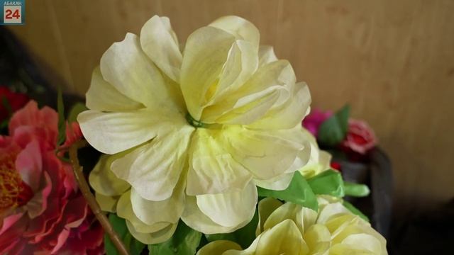 Ничего святого: с абаканских погостов мешками крадут цветы-беспринципных воров искать будет полиция