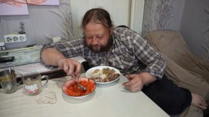 Чем мама накормила сына трудягу? ПОДВАЛ ИЛЬИЧА кушаю вкусную курицу