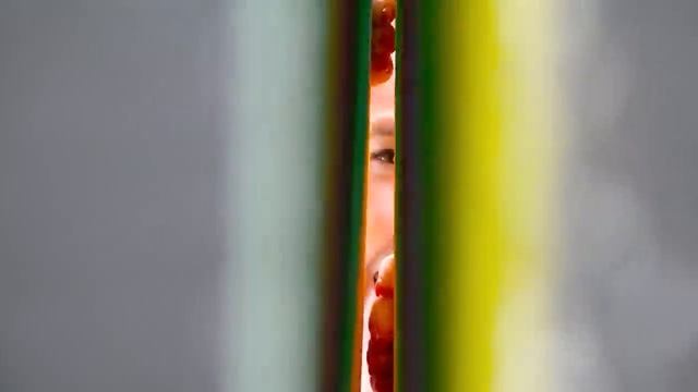 Крис и мама строят надувнои игровои домик для детеи