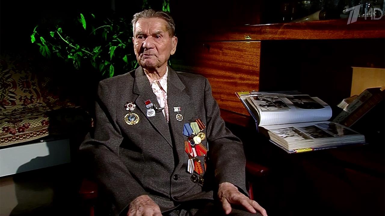 В Ульяновске устроили персональный парад для ветерана Великой Отечественной войны Александра Кози...