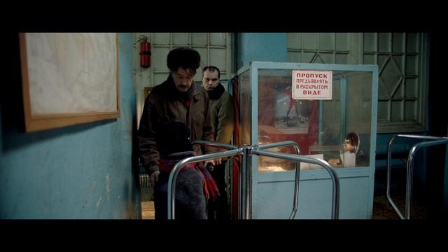 Фильм Батя (2021)Макс стоит лицом к стене и отдирает старые советские обои