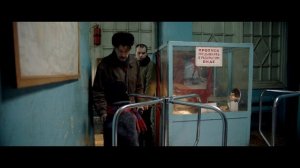 Фильм Батя (2021)Макс стоит лицом к стене и отдирает старые советские обои