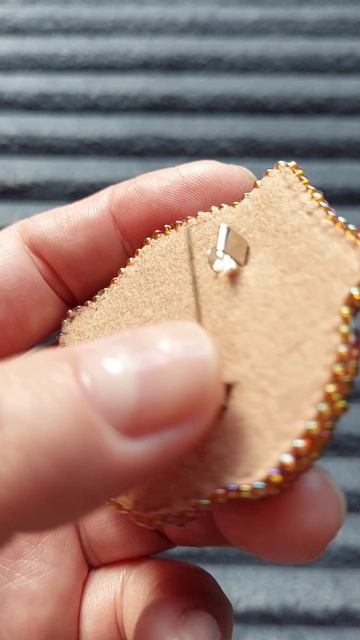 Брошь Гранат ручной работы прекрасно дополнит ваш элегантный яркий весенний образ 