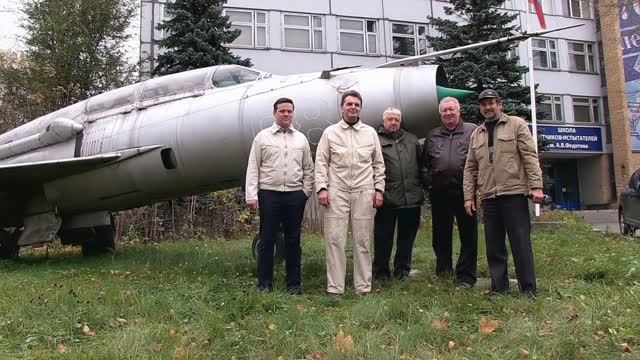 Лётчик забыл сесть в кабину ))))