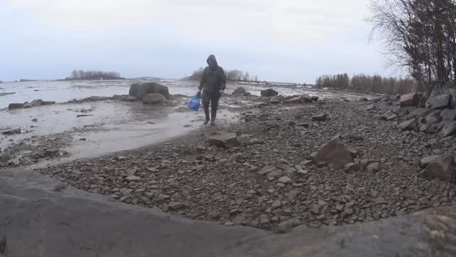 РЫБАЧУ БЕЗ МОТОРА И ЛОДКИПО СТАРИНКЕСЕТКАМИ СРЕДИ ЛЬДА! СИГ ПОПАЛСЯ!