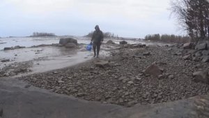 РЫБАЧУ БЕЗ МОТОРА И ЛОДКИ,ПО СТАРИНКЕ,СЕТКАМИ СРЕДИ ЛЬДА! СИГ ПОПАЛСЯ!