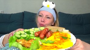 Мукбанг от королевы сосисок Яйцо жареное, сосиски с сыром, капуста с морковкой по корейски.Едв