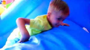 Влад и Никита играют в самом большом в мире надувном замке для детей