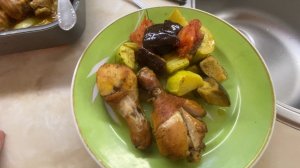 Рецепт вкусного ужина. Куриная голень с овощами в духовке.