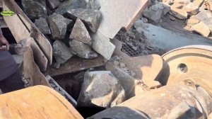 Строительство, дробление щебёнки