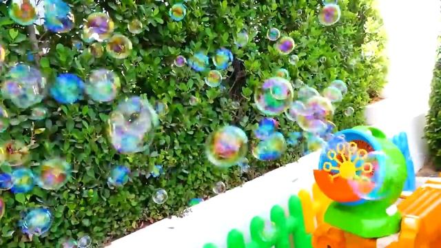 Влад и Никита играют с волшебной стиральной машинкой   Веселые истории для детей