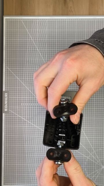 КВАДРАТНЫЙ чёрный с большим основанием