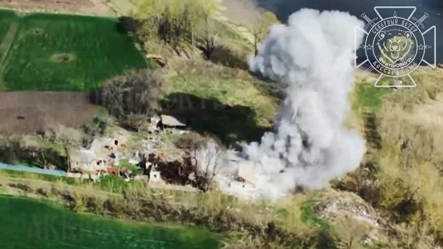 💥Российская армейская авиация хоронит заживо украинских националистов в Сумской области