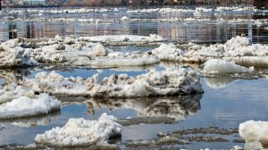 Пятиметроая глыба льда разрушила набережную на глазах у жителей в Красноярском крае