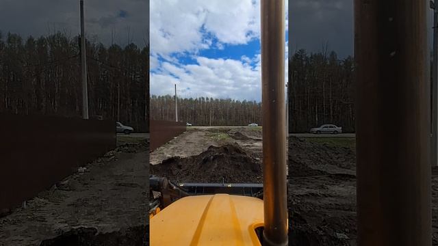 Срезаю грунт и готовлю дорогу под асфальт