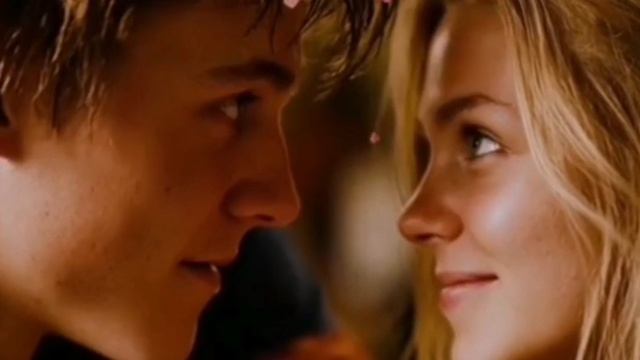 Снежинки за окном парят.