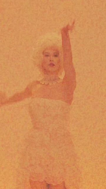 Екатерина Галкина в ярком мини-шоу Раздевайся и качай