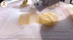 Булочка из мягкого хлеба с яблоком и морковью