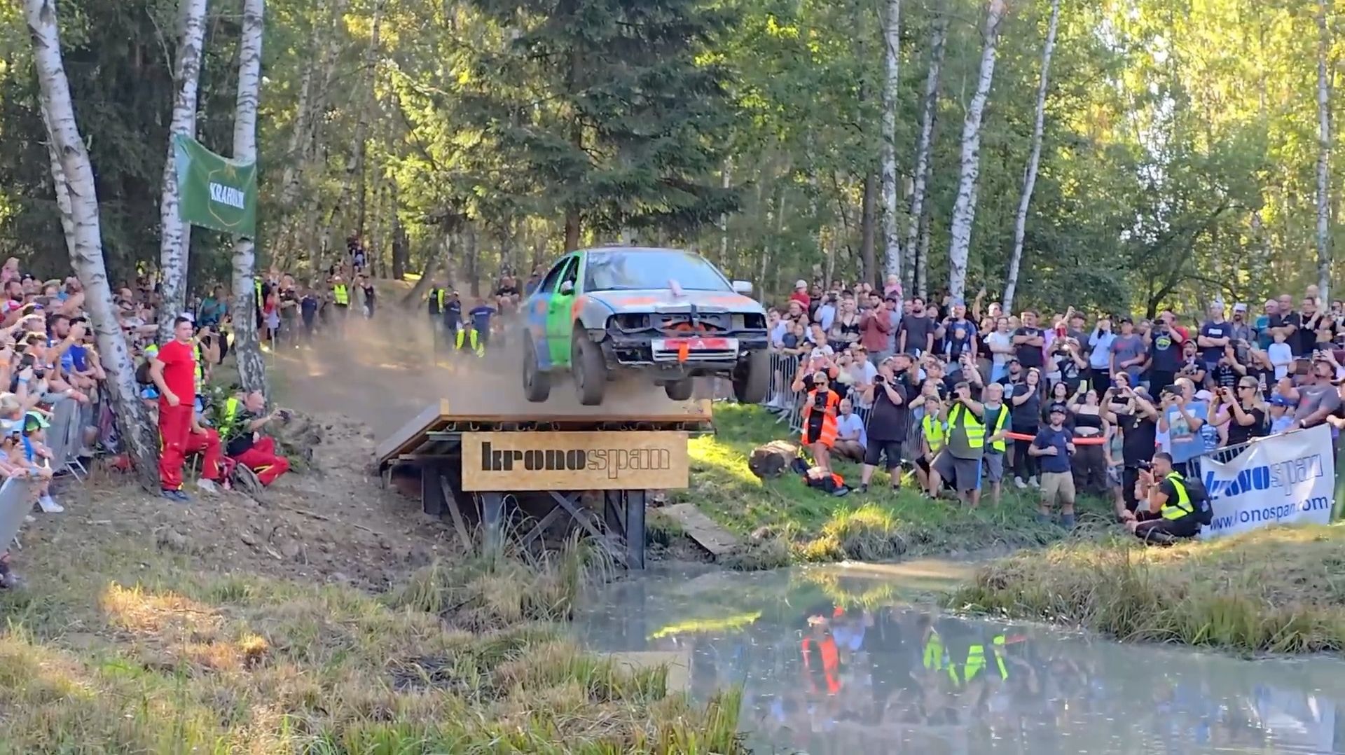 Гонки машин 4х4 и тракторов на бездорожье, так как же присутствие красивых девушек.