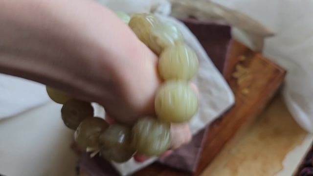 Нефрит крупные бусины 20 мм.