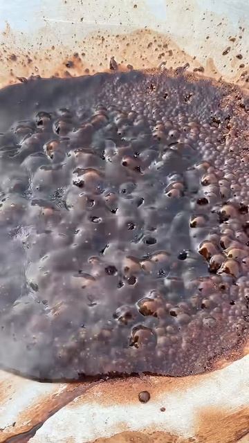 Готовим аппетитный пирог во фритюре с соусом.