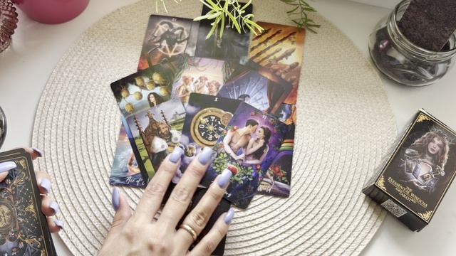 Говорит ли он о Вас? С кем он Вас обсуждает? Гадание на Таро