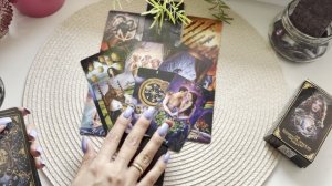 Говорит ли он о Вас? С кем он Вас обсуждает? Гадание на Таро