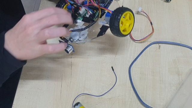 сделал робота на контроллере Arduino ID с шаговыми моторами