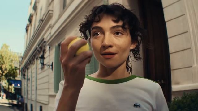 Lacoste отправил девушку бежать через весь Париж за теннисным мячом