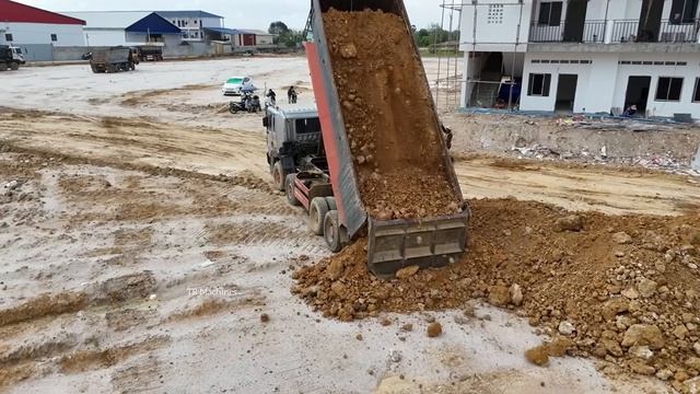 Watchful! Starting Landfill Task Use Dump Truck 25.5Ton Pouring Soil Land Flooded  Dozer Push Stone