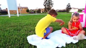 Диана и Рома едут на пикник на автомобиле Барби