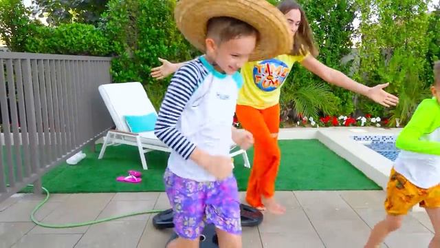 Влад и Никита играют с водными игрушками и хотят поити в аквапарк