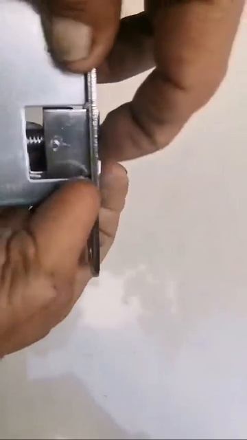 Как легко развернуть защелку в дверном замке👆🏻

Сделано Руками